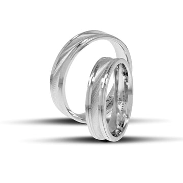 Πρωτότυπες λευκόχρυσες βέρες γάμου 5 mm, λουστρέ και διαμανταρισμένες με γεωμετρικό σχέδιο, διαθέσιμες σε 9, 14, 18 ή 22 καράτια.